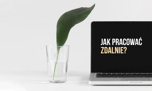 Za zdjęciu widoczna szklanka z wodą i liściem konwalii oraz otwarty laptop z napisem Jak pracować zdalnie?