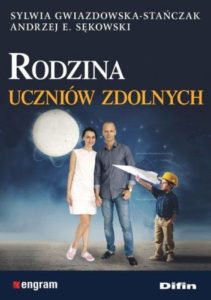 Zdjęcie okłądki książki pt. "Rodzina uczniów zdolnych". Na pierwszym planie widać stojących obok siebie kobietę i mężczyznę oraz dziecko trzymające w wyciągniętej ręce papierowy samolocik. Tytuł u góry.